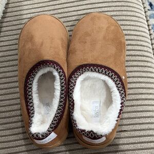Kooba Tan Faux-Suede Slip-On Slippers with Burgundy and Gray Trim! Never worn
